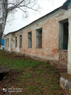 Здание 463,6 кв.м и земельный участок 6030 кв.м, расположенные по адресу: Курская область, м.р-н Пристенский, с.п. Бобрышевский сельсовет, с. Бобрышево, ул. Плант, двлд. 129